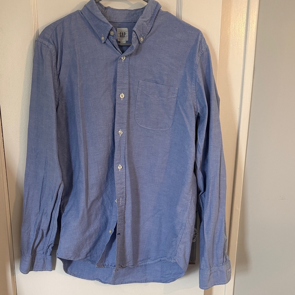 GAP Men's Casual Light Blue Button-Down Shirt